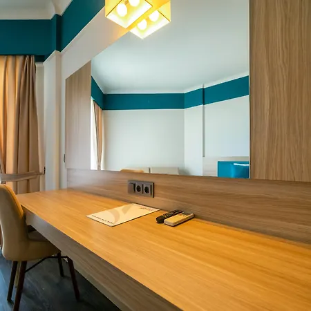 Amara Family 5* Side