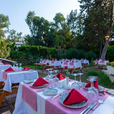 Amara Family 5* Side