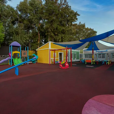 Rezort Amara Family Side